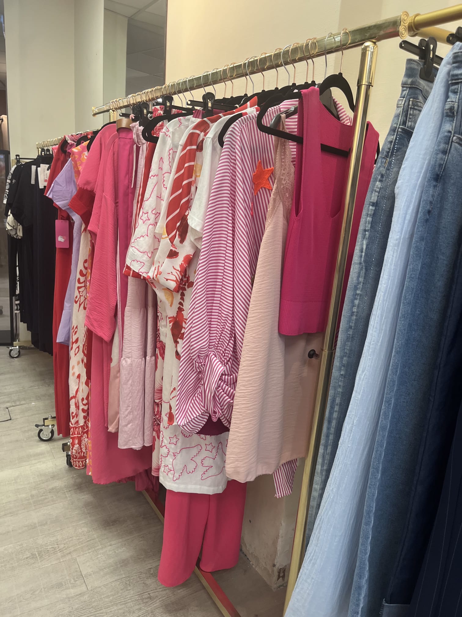 Intérieur Boutique - Vêtements Rose